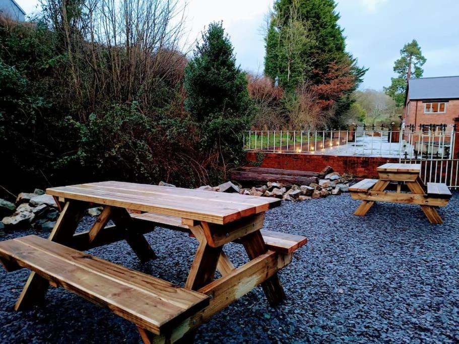 The West Wing At Eriviat Hall Hot Tub Henllan  المظهر الخارجي الصورة